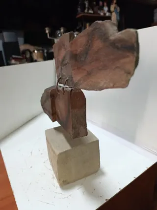 Escultura abstracta moderna firmada