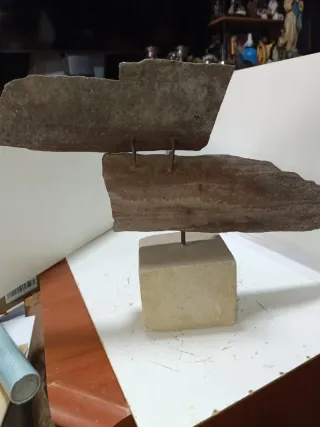 Escultura abstracta moderna firmada