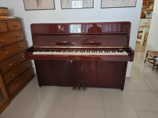 Piano Yamaha Marrón - Buen Estado