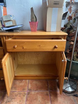 Aparador de madera con cajones