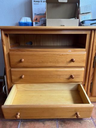 Aparador de madera con cajones