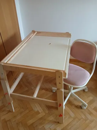 Escritorio y silla rosa