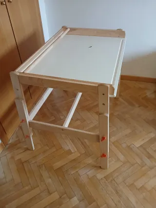 Escritorio y silla rosa