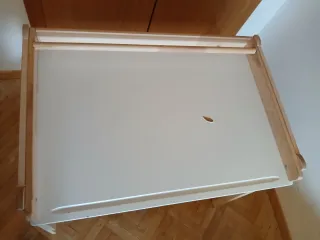 Escritorio y silla rosa