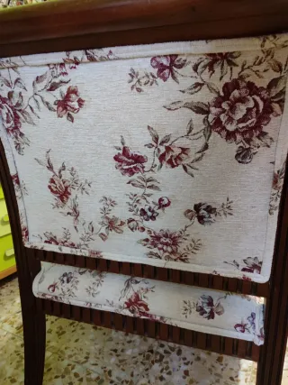 Sillón de madera con tapicería floral