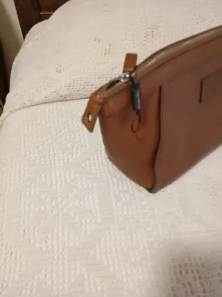 Bolso Massimo Dutti Marrón Piel, es de mano.