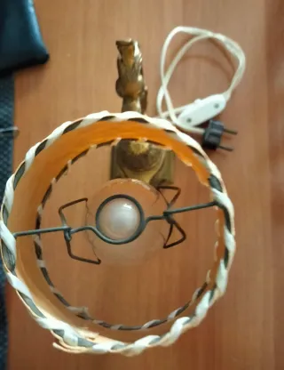 Lámpara de bronce estilo antiguo