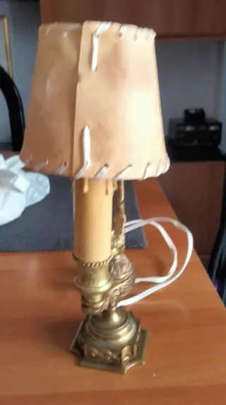 Lámpara de bronce estilo antiguo