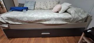 Cama doble de madera y tela
