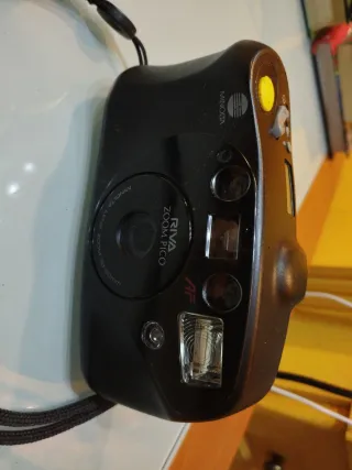 Cámara Minolta Riva Zoom Pico Negra