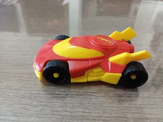 Auto giocattolo rosso e giallo