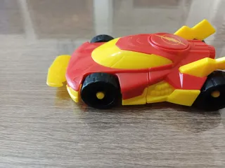 Auto giocattolo rosso e giallo