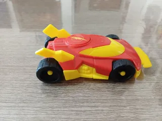 Auto giocattolo rosso e giallo