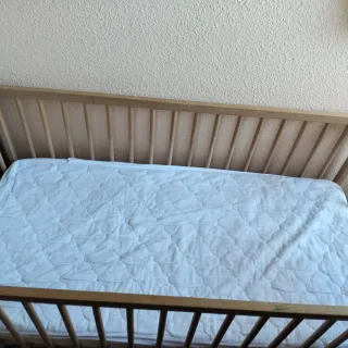 Cuna de madera para bebé, con 2 colchones,fundas.