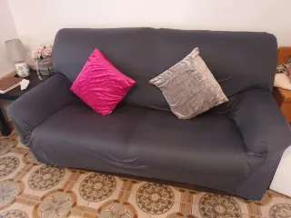 Sofá Cama Gris con Cojines Rosa y Plateado