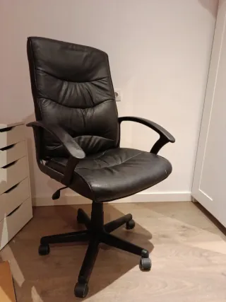 Silla de oficina negra