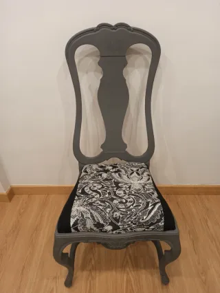Silla restaurada gris con tapicería
