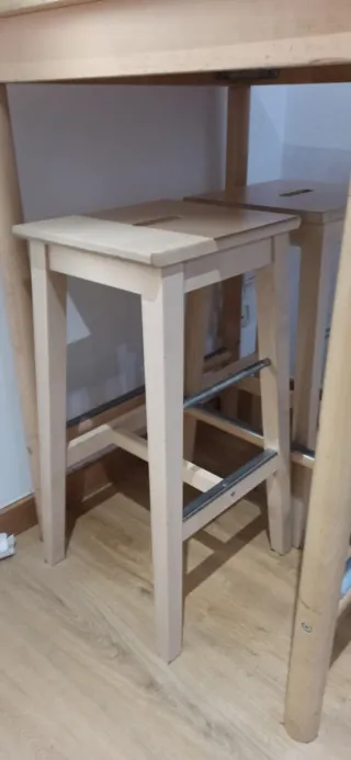 Mesa alta y 2 taburetes madera Ikea