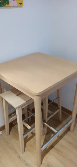 Mesa alta y 2 taburetes madera Ikea