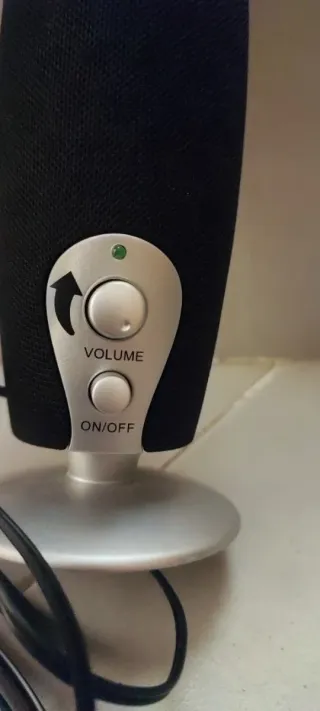 Altavoces para ordenador negros y plateados