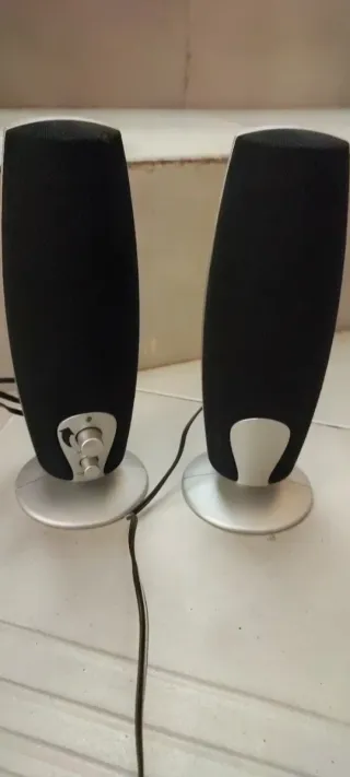 Altavoces para ordenador negros y plateados