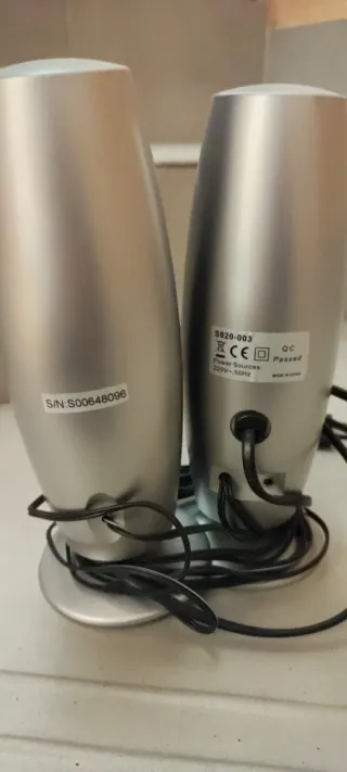 Altavoces para ordenador negros y plateados