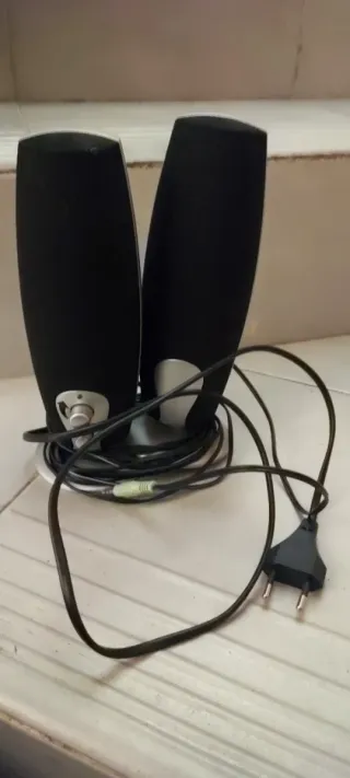 Altavoces para ordenador negros y plateados