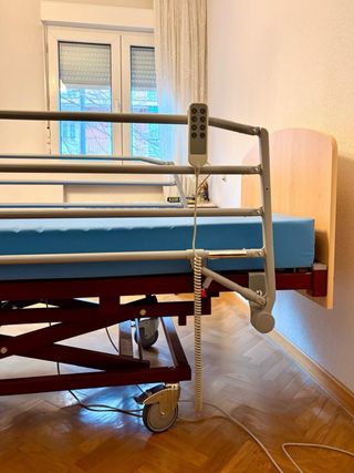 Cama articulada eléctrica con colchón antiescaras.