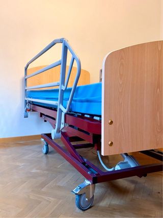 Cama articulada eléctrica con colchón antiescaras.