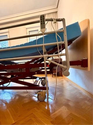 Cama articulada eléctrica con colchón antiescaras.