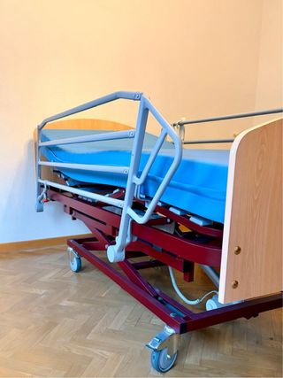 Cama articulada eléctrica con colchón antiescaras.