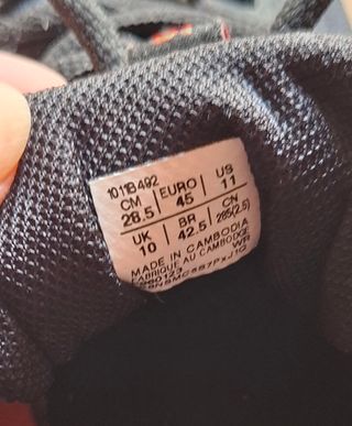 Zapatillas Asics Negras y Rojas