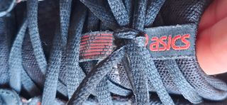 Zapatillas Asics Negras y Rojas