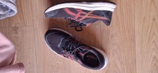 Zapatillas Asics Negras y Rojas