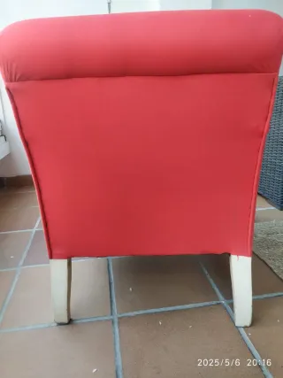 Sillón rojo de tela