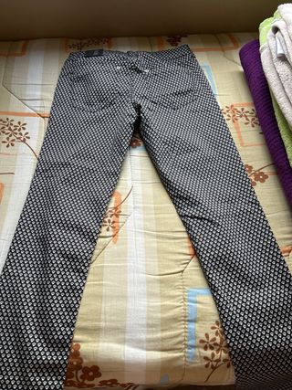 Pantalón estampado blanco y negro