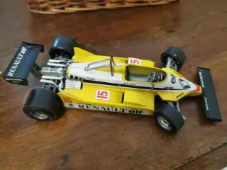 Bburago F1 Renault RE30 Alen prost 1/24