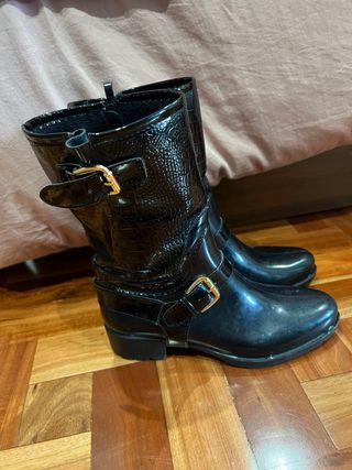 Botas de agua negras con hebilla