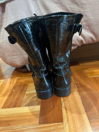 Botas de agua negras con hebilla