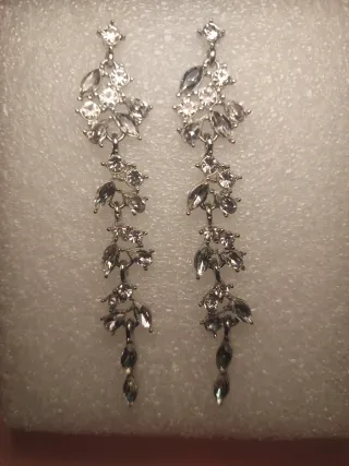 Pendientes largos plateados para fiesta