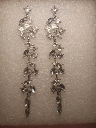 Pendientes largos plateados para fiesta