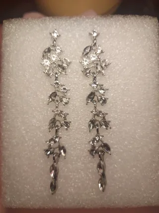 Pendientes largos plateados para fiesta