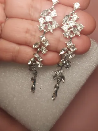 Pendientes largos plateados para fiesta