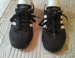 Zapatillas Adidas Negras y Blancas