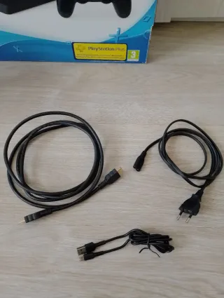 PS4 Slim 500GB + 2 Controller + Cuffie + 4 giochi