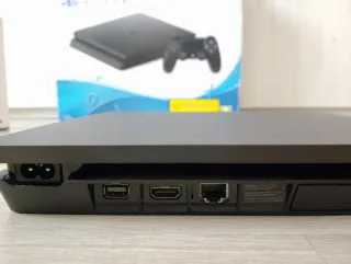 PS4 Slim 500GB + 2 Controller + Cuffie + 4 giochi