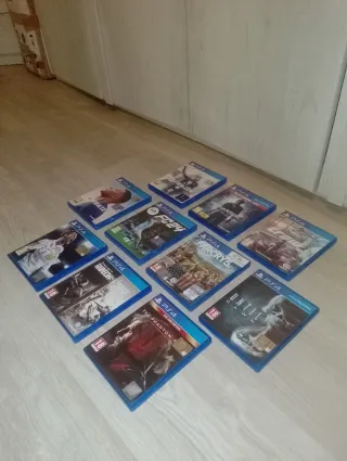 PS4 Slim 500GB + 2 Controller + Cuffie + 4 giochi