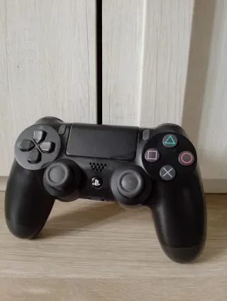 PS4 Slim 500GB + 2 Controller + Cuffie + 4 giochi