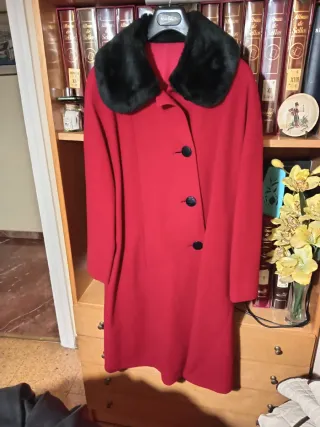 Abrigo mujer rojo con cuello negro