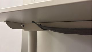 Escritorio elevable blanco con botón